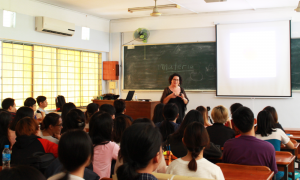 SV sôi nổi tham dự buổi nói chuyện chuyên đề của TS Jane Gavan (ĐH Sydney - Úc)