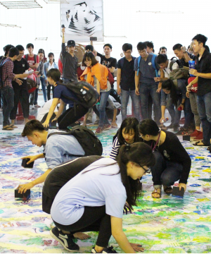 Sinh viên chung tay vẽ poster Lễ hội Truyền thống Đại học Kiến trúc TPHCM