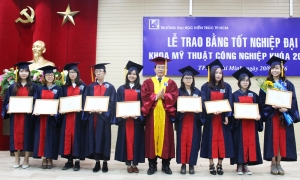 Lễ trao bằng tốt nghiệp cho SV nhóm ngành Mỹ thuật ứng dụng khóa 2011 - 2015