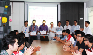 Trao học bổng cho các sinh viên xuất sắc khoa Xây dựng