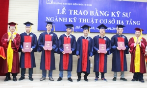 Sinh viên ngành kỹ thuật cơ sở hạ tầng khóa 2010 nhận bằng tốt nghiệp