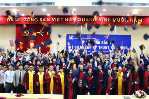 Sinh viên ngành Kỹ thuật Xây dựng nhận bằng tốt nghiệp