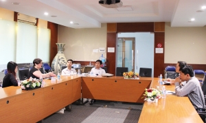 Tiếp đại diện trường Đại học Gloucestershire (Vương quốc Anh)