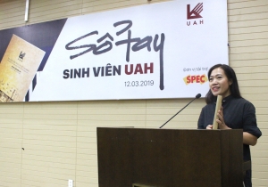 Trao tặng sổ tay sinh viên UAH cho các