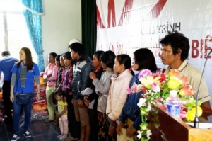 Đoàn Thanh niên tổ chức trao "Chăn ấm tặng đồng bào biên giới 2014"